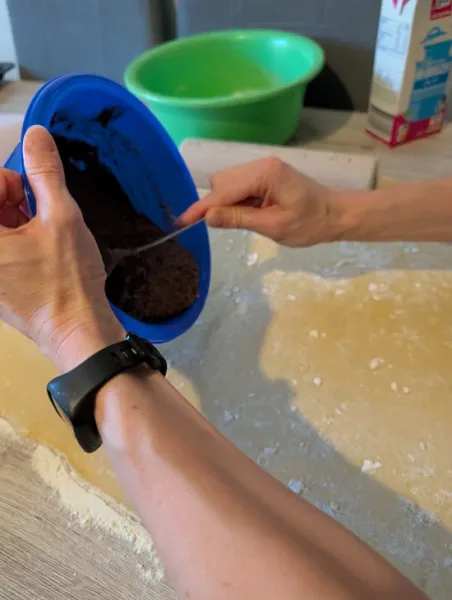 Fertig verrührte Nussfüllung aus Haselnüssen, Zucker und Zimt in der Schüssel