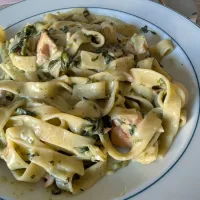 Bandnudeln mit Lachs und Spinat