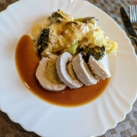 Brokkoli-Auflauf mit Hähnchenbrust-Roulade