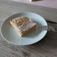 Gedeckter Apfelkuchen mit Apfelmus