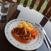 Hähnchenbruststeak mit Karotten und Kartoffeln