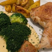 Hähnchenkeule mit Kartoffelspalten und Brokkoli