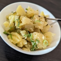 Kartoffelsalat mit Essig und Öl