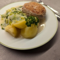 Lauchgemüse mit Kartoffeln und Frikadelle