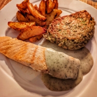 Gebratener Lachs mit Brokkoli-Kartoffeltaler