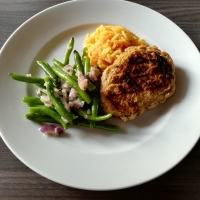 Thunfisch-Avocado Frikadelle mit Curryreis und Bohnen