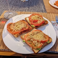 Vegetarischer Avocado-Toast mit Tomaten