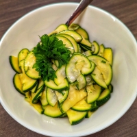 Zucchinisalat mit Zitronensaft und Öl