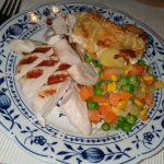 H&auml;hnchenbrust mit Kartoffelgratin und Gem&uuml;se