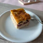 St&uuml;ck Pflaumenkuchen mit Hefeteig, Pflaumen und goldbrauner Puddingdecke