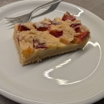 Fruchtiger Quark-Streuselkuchen mit Pflaumen und Streuseln auf einem Teller