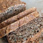 Angeschnittenes Saatenbrot ohne Kneten mit Sonnenblumenkernen, K&uuml;rbiskernen und Leinsamen auf Backpapier