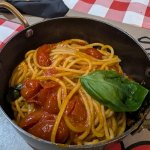 Spaghetti mit Kirschtomaten und Basilikum in einer Pfanne